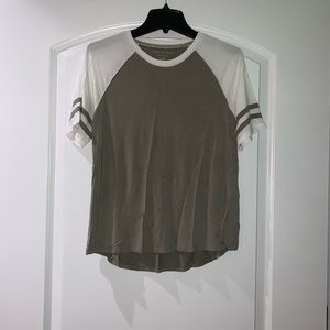 American Eagle t shirt